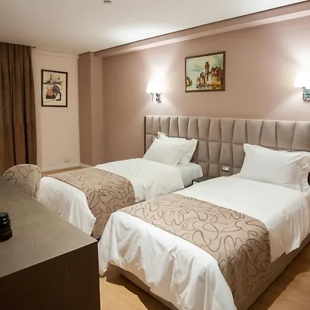Doanesia Premium & فندق Mezez